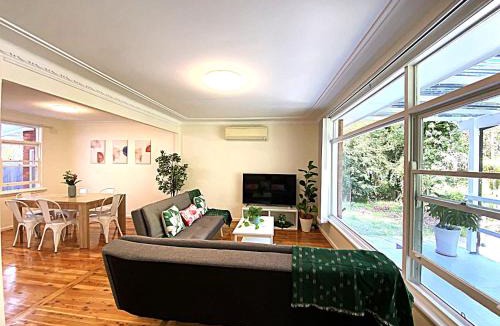 Pennant Hills House | Creekside House - 3 bedrooms & 2 bathrooms entire house