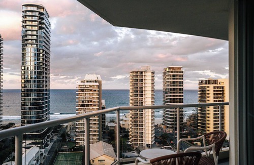 Main Beach Hotel | Crest Apartments