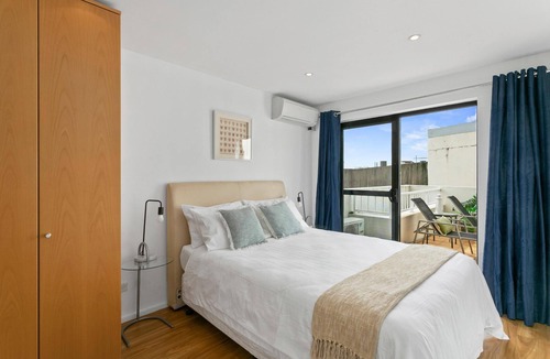 Crows Nest Apartment | Crows Nest- SANT4 - Pacific Hwy - Sunny 1BR with Huge Private Deck in Central Crows Nest Location