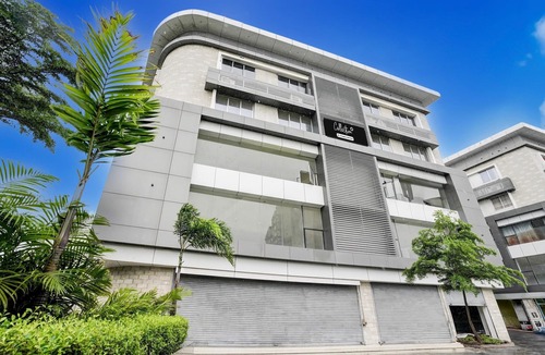 Surat House | Deluxe Room Adajan Sky Palace