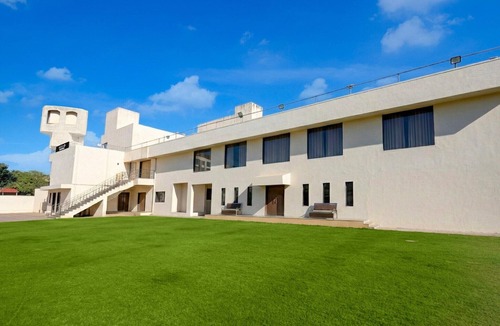 Navsari House | DeluxeHotel Jay Shankar