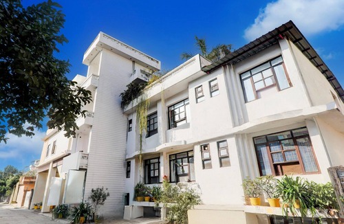 Indira Nagar House | Deluxevibrant Inn