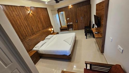 Aluva Bed & Breakfast | Dew River Castle Lake View Stay Aluva Cochin