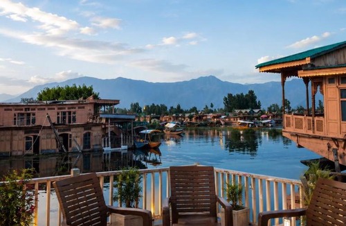 Dal Lake Hotel | Dilnaaz Group Of Houseboats