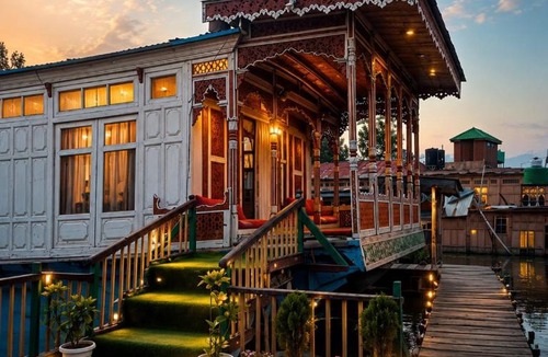 Dal Lake Hotel | Dilnaaz Group Of Houseboats