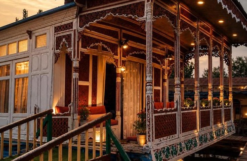 Dal Lake Hotel | Dilnaaz Group Of Houseboats