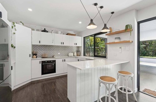 Coffs Harbour House | Donovan's Guest House - Great Location, Pet Friendly, Pizza Oven
