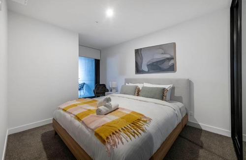 Phillip Apartment | Elegant Retreat with Pool, Gym & Cinema in ACT