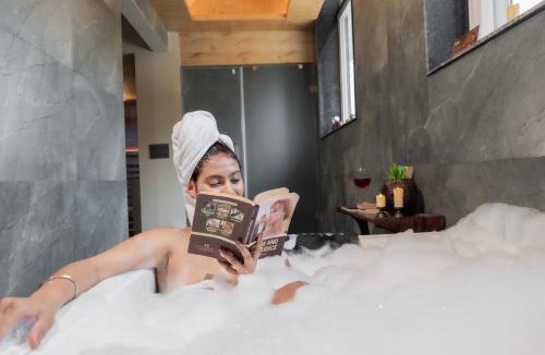Kumarhatti Hotel | ELIVAAS Bask and Blessings Mist Suites with Private Balcony