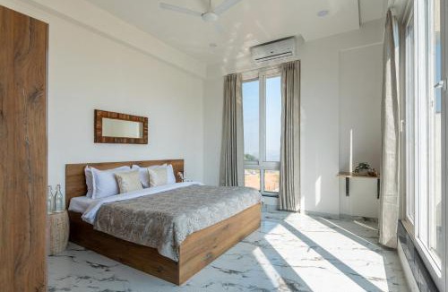 Igatpuri Villa | ELIVAAS White House 4-BHK Villa with Panoramic Hill Views, Glass Room, Outdoor Pool & Dam nearby