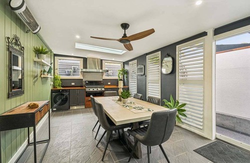 Coffs Harbour House | Ellie's Luxe Cottage Escape - Sleeps 8, Spa, Pizza Oven