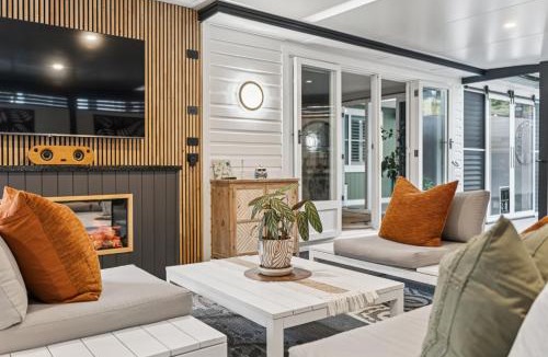 Coffs Harbour House | Ellie's Luxe Cottage Escape - Sleeps 8, Spa, Pizza Oven