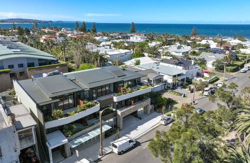 Collaroy Apartment | Executive apartment next to Long Reef Golf Course close to Beaches