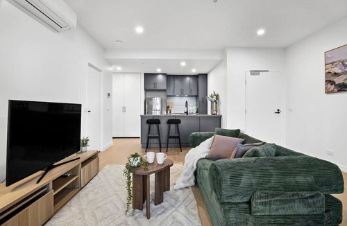 North Melbourne Apartment | Executive Stay North Melb | 2BR Parking Gym