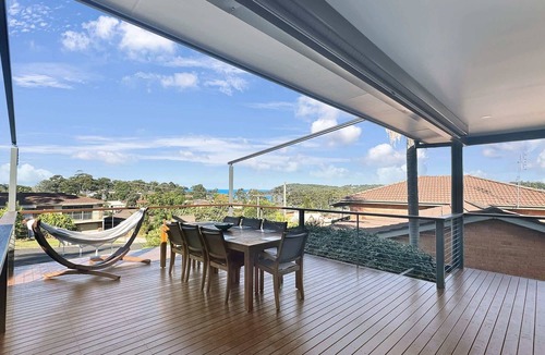 Surf Beach House | Fab 3-Bed Stay with Great Outdoors & Water Views
