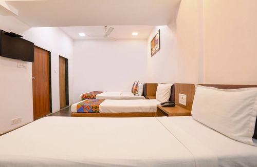 Andheri West Hotel | FabHotel Aksa Inn