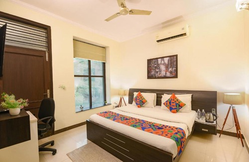 Gurugram House | FabHotel Golf Luxury- 10 Min From Sector 42-43 Rapid Metro Station