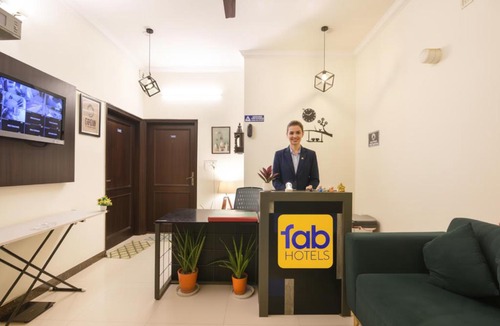 Gurugram House | FabHotel Golf Luxury- 10 Min From Sector 42-43 Rapid Metro Station