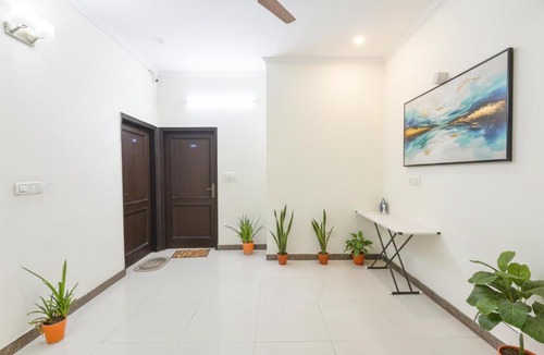 Gurugram House | FabHotel Golf Luxury- 10 Min From Sector 42-43 Rapid Metro Station