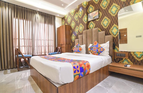 Indore Hotel | FabHotel New Saurabh Inn, Bengali Square