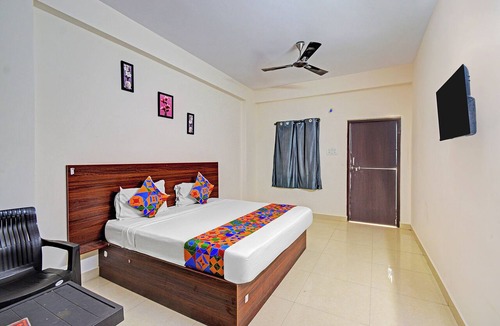 Ameerpet Hotel | FabHotel Shabari Heights - Nr. Ameerpet Metro Station and South India Shopping Mall Textile & Jewellery - Ameerpet