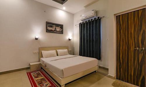 Gomti Nagar Hotel | FabHotel SR Inn