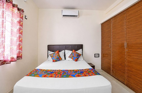 Maduravoyal Hotel | Fabhotel V Inn Rooms - Nr Sree Ramanatheeswarar temple