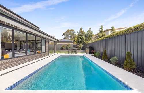 Illawong House | Family Haven 4 Bed + North-Facing Pool, Illawong - Pet Friendly