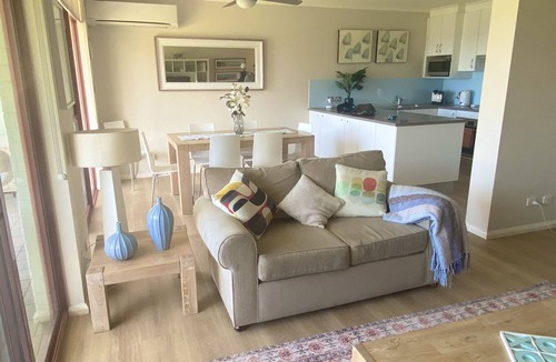 Mollymook Beach Apartment | Fathoms 7 - Beach, Pool, Tennis and Wifi -Linen Provided