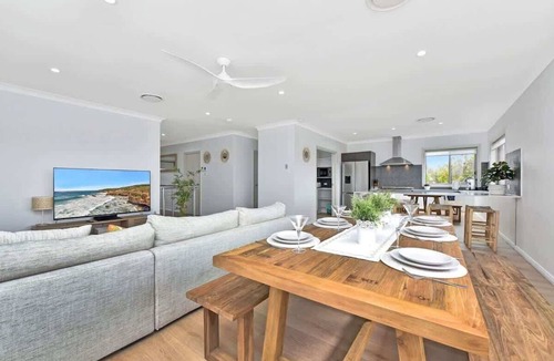 Caves Beach House | Finns at Caves Beach Resort