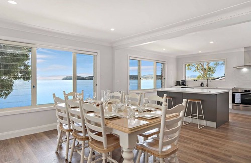 Salamander Bay House | Footprints on Foreshore