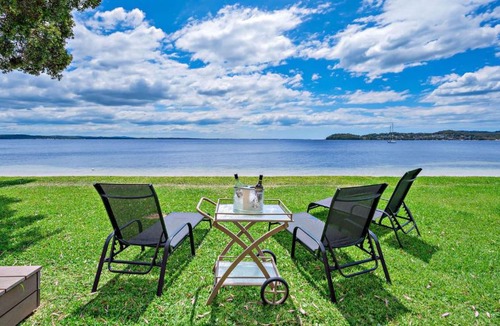 Salamander Bay House | Footprints on Foreshore