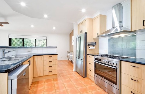 Hyland Park House | Frangipani is a grand 5 bedroom home situated by the water’s edge in the quiet Hyland Park
