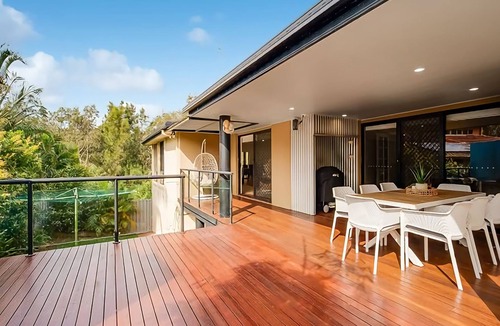 Hyland Park House | Frangipani is a grand 5 bedroom home situated by the water’s edge in the quiet Hyland Park