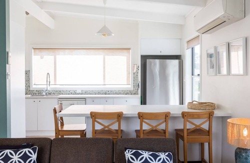 Narrawallee House | Free night! Pay for 2 stay for 3 at Wonky Pine