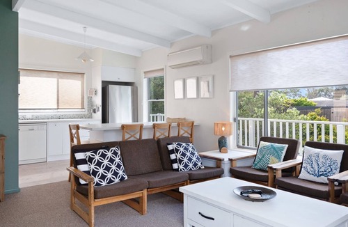 Narrawallee House | Free night! Pay for 2 stay for 3 at Wonky Pine
