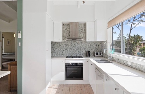 Narrawallee House | Free night! Pay for 2 stay for 3 at Wonky Pine