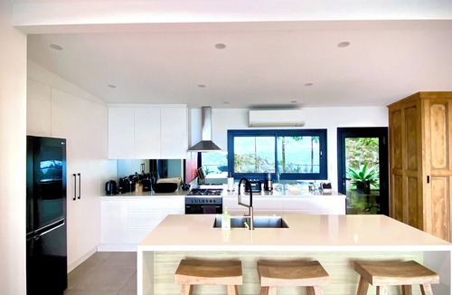 Newport House | FREE WINE AMAZING Insta-worthy ocean views over Newport Beach sleeps 9 guests