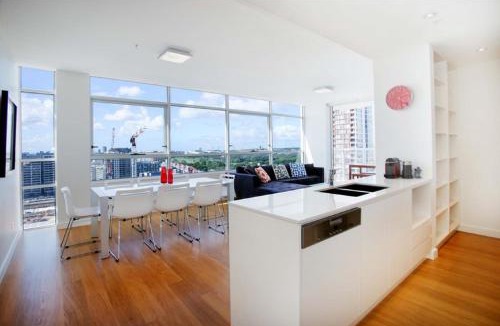 Zetland Apartment | Gadigal Groove - Modern and Bright 3BR Executive Apartment in Zetland with Views