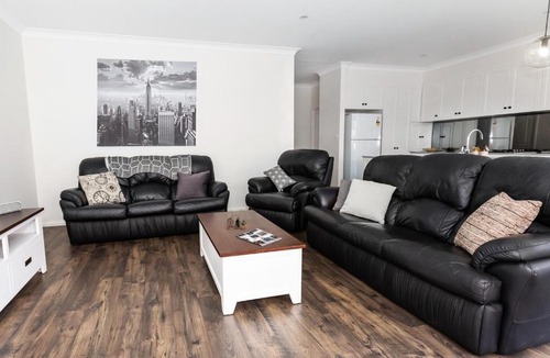 Wagga Wagga House | Glen’s Inner City Escape - CBD Central