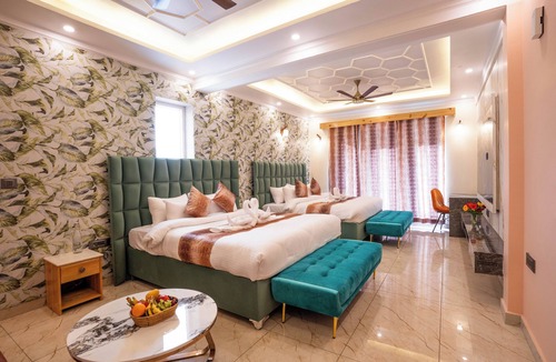 Nainital Hotel | Golden Oak by The Lake Hill