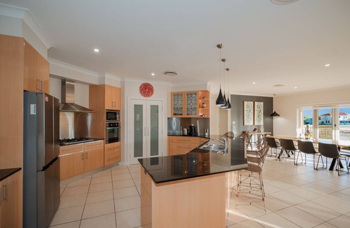 Hillvue House | Golf Course Retreat – 3BR Family Home with Stunning Views