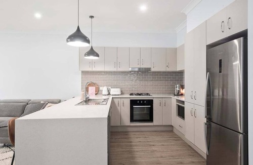 Berry House | Gorgeous George - Walk to Berry Village