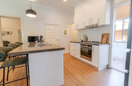 Wagga Wagga House | Gormly Grove Cottage - Modern Comfort, Near CBD