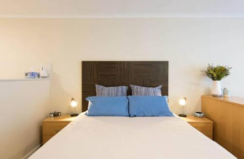 Manly Apartment | Grande Esplanade Studio - New bathroom