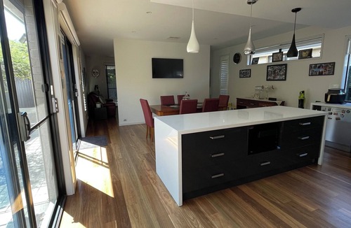 Brighton House | Great LocationClose to Beach, Cafe's,AquaticsPublic Trans,Airport. Free Parking