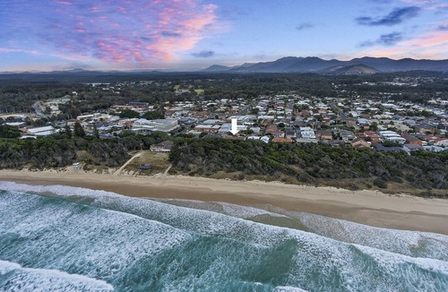 Sawtell Apartment | Ground floor apartment sleeping 5 guests - right next to the beach!