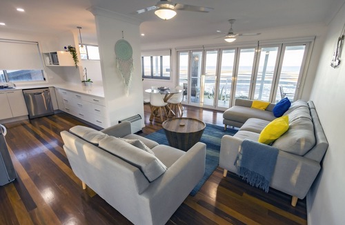 Beachmere House | Happy Tides