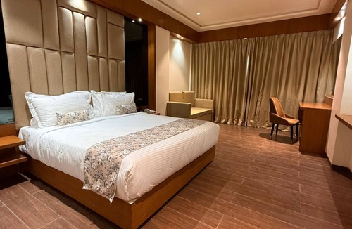 Pohra Hotel | Hariganga S The Lake Attitude