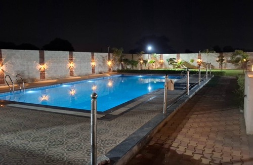 Jaipur House | HAVELI RESORT FARM 3-bedroom farmhouse in marvelous Hathod with AC, WiFi